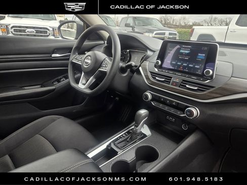 Used 2025 Nissan Altima 2.5 SV image 19