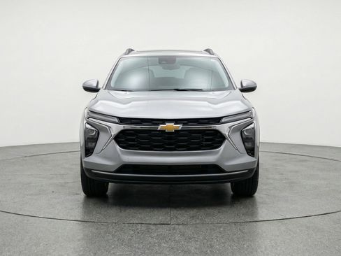 Used 2025 Chevrolet Trax LT w/ LT Convenience Package image 2