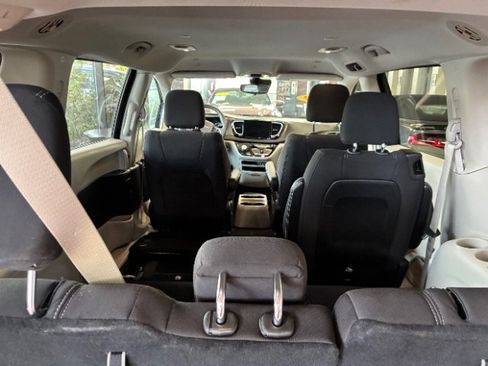 Used 2022 Chrysler Voyager LX FWD image 13