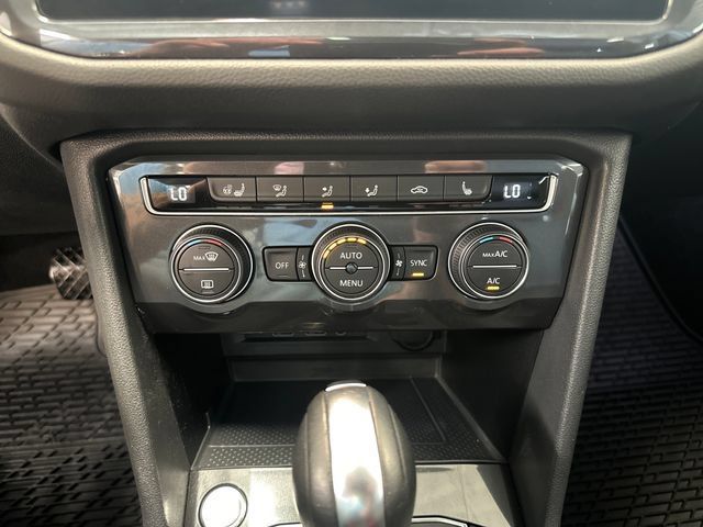 Used 2020 Volkswagen Tiguan SEL AWD/4WD image 33