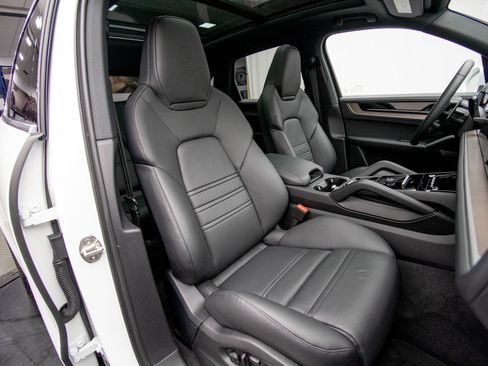 Used 2025 Porsche Cayenne S AWD/4WD image 15