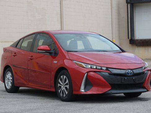 Used 2021 Toyota Prius Prime XLE FWD image 3