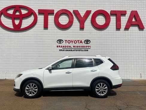 Used 2019 Nissan Rogue SV image 2