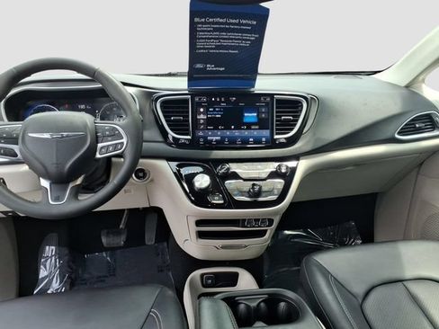 Used 2024 Chrysler Pacifica Touring-L FWD image 10