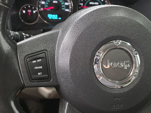 Used 2006 Jeep Commander Limited w/ Trailer Tow Group IV AWD/4WD image 30