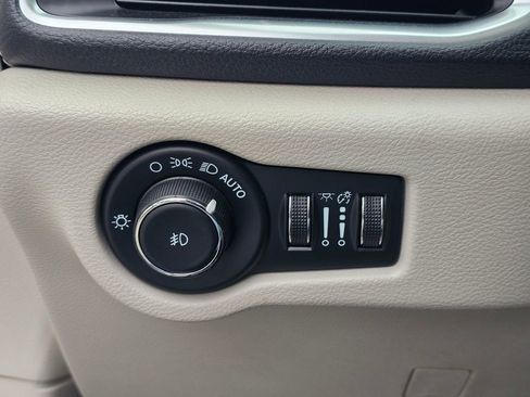 Used 2023 Chrysler Pacifica Limited FWD image 27