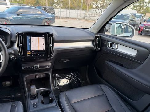Used 2022 Volvo XC40 T5 Momentum image 35