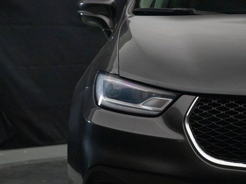 Used 2022 Chrysler Pacifica Touring-L image 5