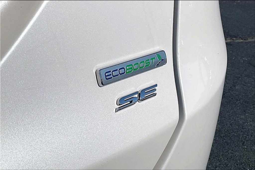 Used 2017 Ford Fusion SE w/ Equipment Group 201A FWD image 8