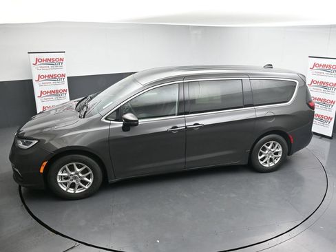 Used 2023 Chrysler Pacifica Touring-L FWD image 27