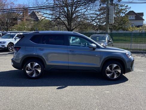 Used 2025 Volkswagen Taos SE w/ Panoramic Sunroof Package image 4