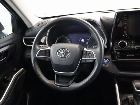 Used 2022 Toyota Highlander XLE AWD/4WD image 16
