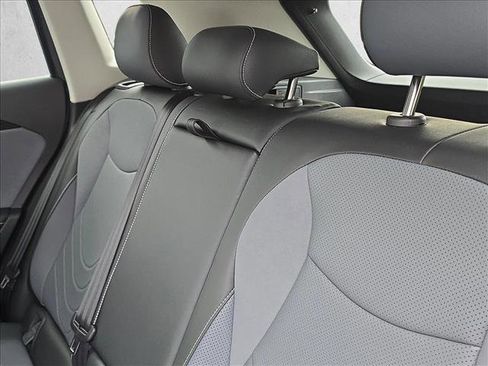 Certified 2025 Volkswagen Tiguan SE image 20