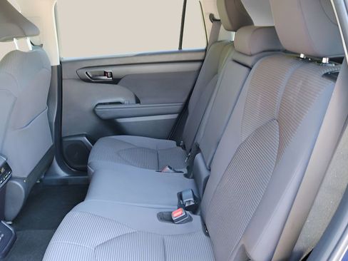 Used 2025 Toyota Highlander LE FWD image 15