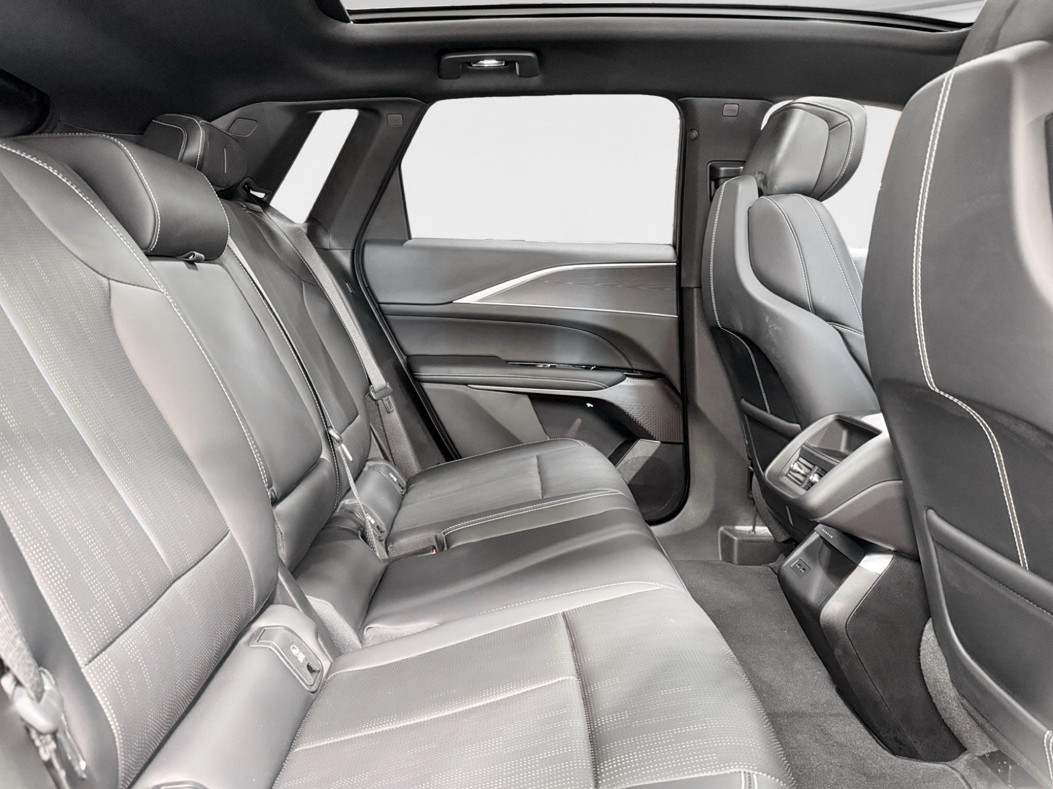 Used 2025 Cadillac Lyriq Luxury AWD/4WD image 21