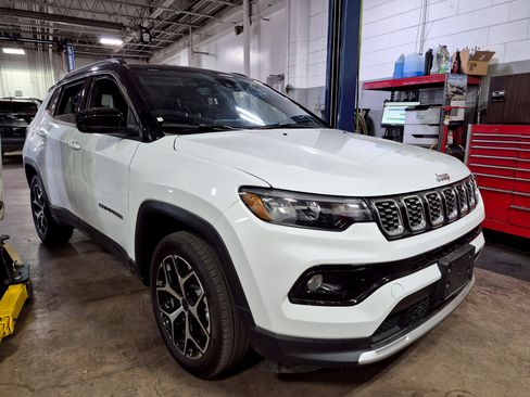 Used 2025 Jeep Compass Limited AWD/4WD image 3