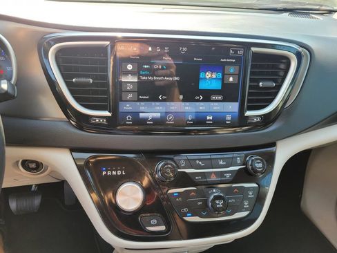 Used 2024 Chrysler Pacifica Touring-L FWD image 18