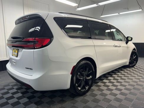 Used 2025 Chrysler Pacifica Limited image 5