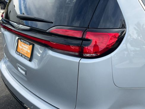 Used 2024 Chrysler Pacifica Touring-L image 19