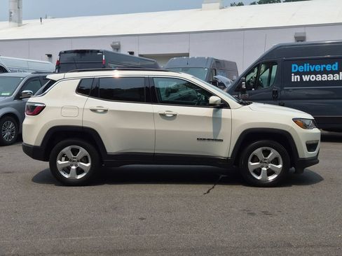 Used 2019 Jeep Compass Latitude w/ Popular Equipment Group AWD/4WD image 2