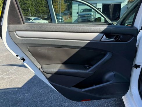 Used 2014 Volkswagen Passat 1.8T Wolfsburg Edition image 21