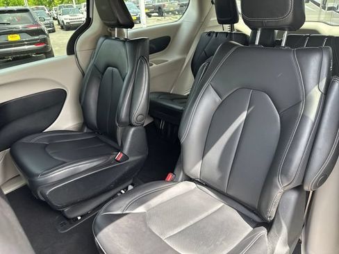Used 2023 Chrysler Pacifica Touring-L FWD image 19