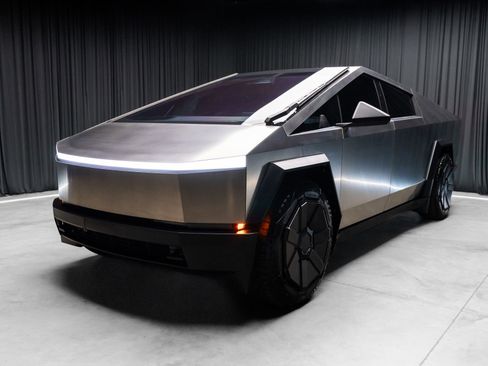Used 2024 Tesla Cybertruck AWD Crew Cab image 17