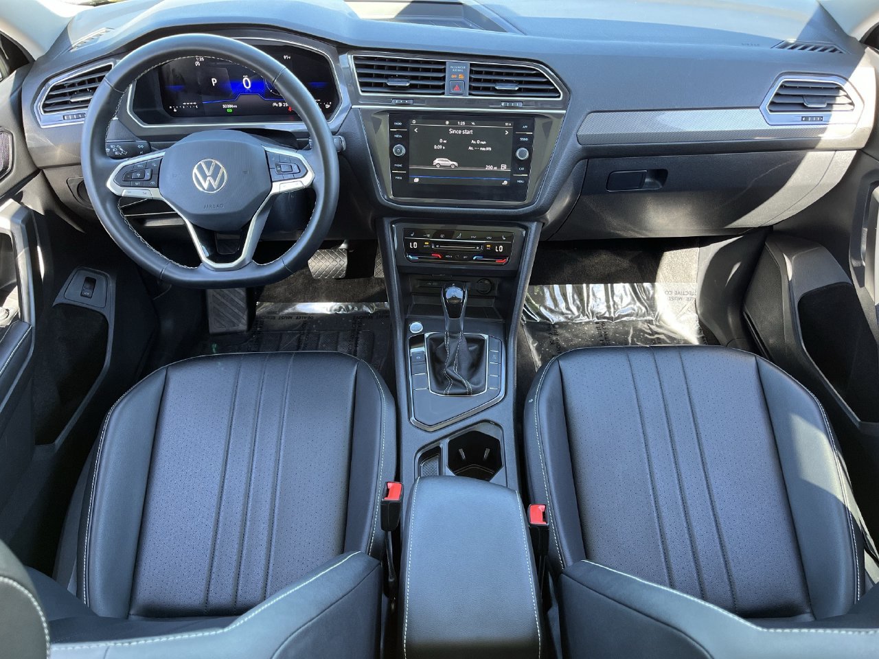 Used 2024 Volkswagen Tiguan SE w/ Panoramic Sunroof Package FWD image 9