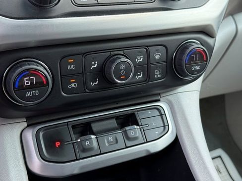 Used 2023 GMC Acadia SLT image 30