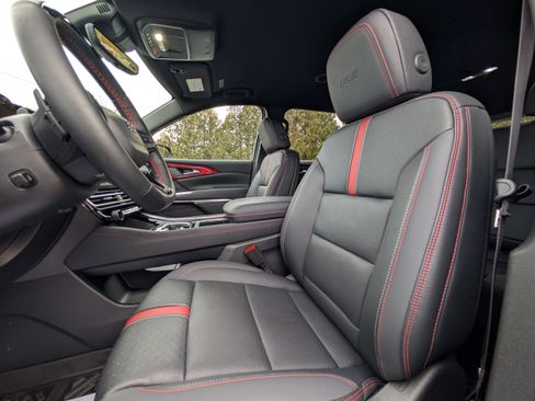 Used 2025 Chevrolet Traverse RS image 30