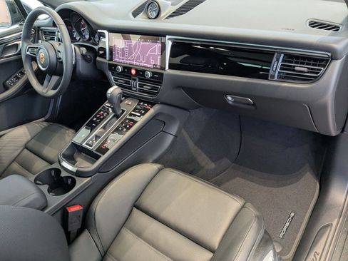 Used 2025 Porsche Macan image 25