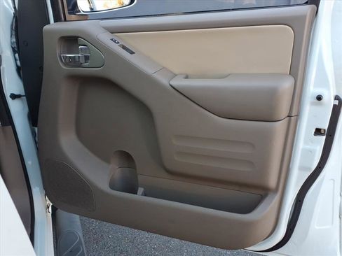 Used 2016 Nissan Frontier SL w/ Moonroof Package image 12