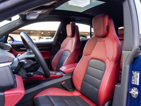 Certified 2024 Porsche Macan 4 Electric image 5