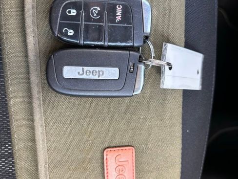 Used 2015 Jeep Renegade Latitude w/ Popular Equipment Group image 26