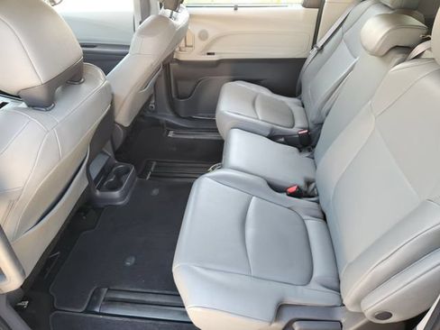 Used 2021 Toyota Sienna XLE FWD image 26