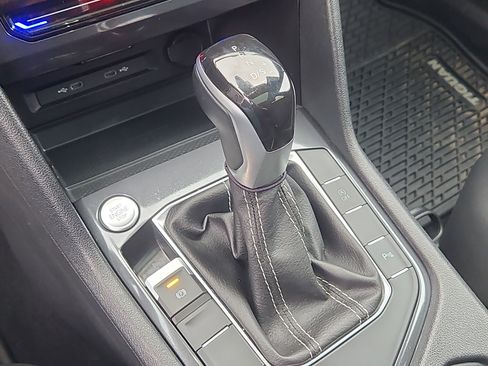 Certified 2024 Volkswagen Tiguan SE R-Line image 22