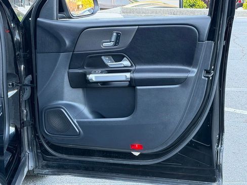 Used 2023 Mercedes-Benz GLB 250 4MATIC image 35