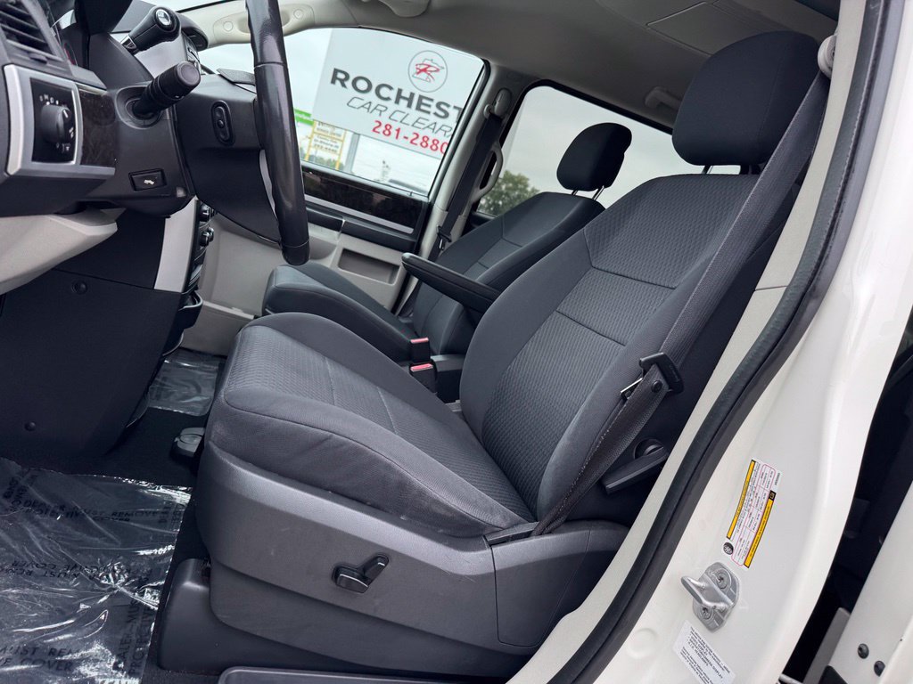 Used 2010 Dodge Grand Caravan SXT FWD image 4