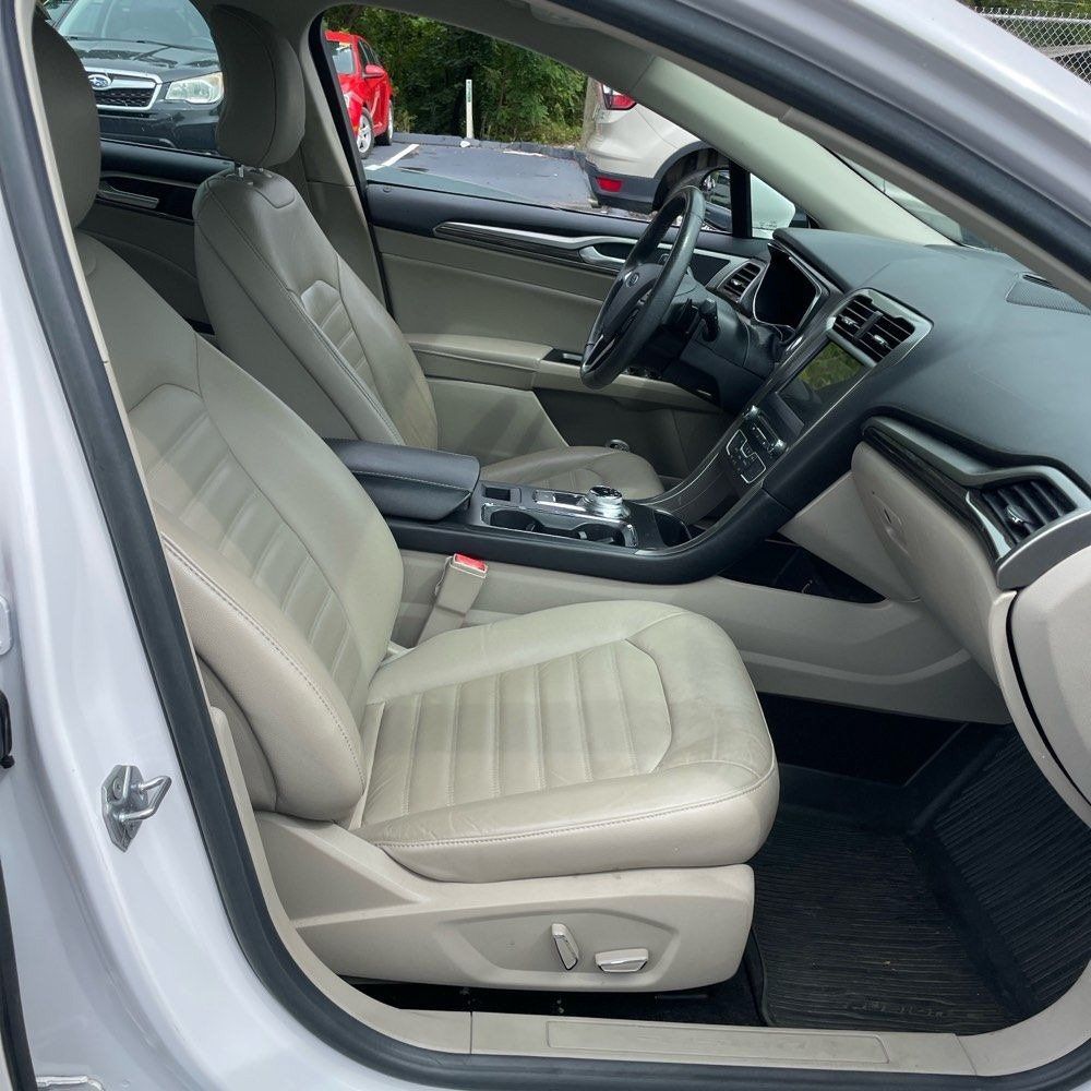 Used 2017 Ford Fusion SE w/ Fusion SE Technology Package FWD image 6