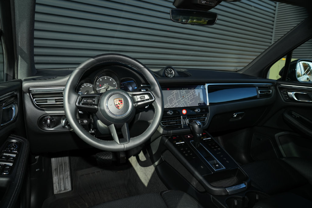 Certified 2026 Porsche Macan AWD/4WD image 30