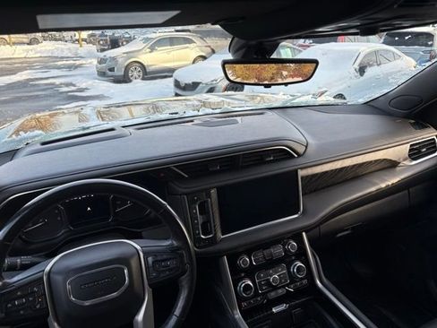 Used 2021 GMC Yukon XL Denali w/ Denali Premium Package image 24