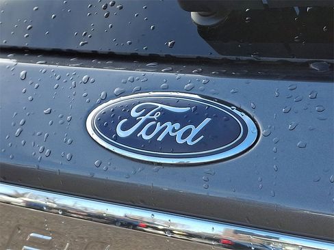 Used 2022 Ford Explorer XLT image 30