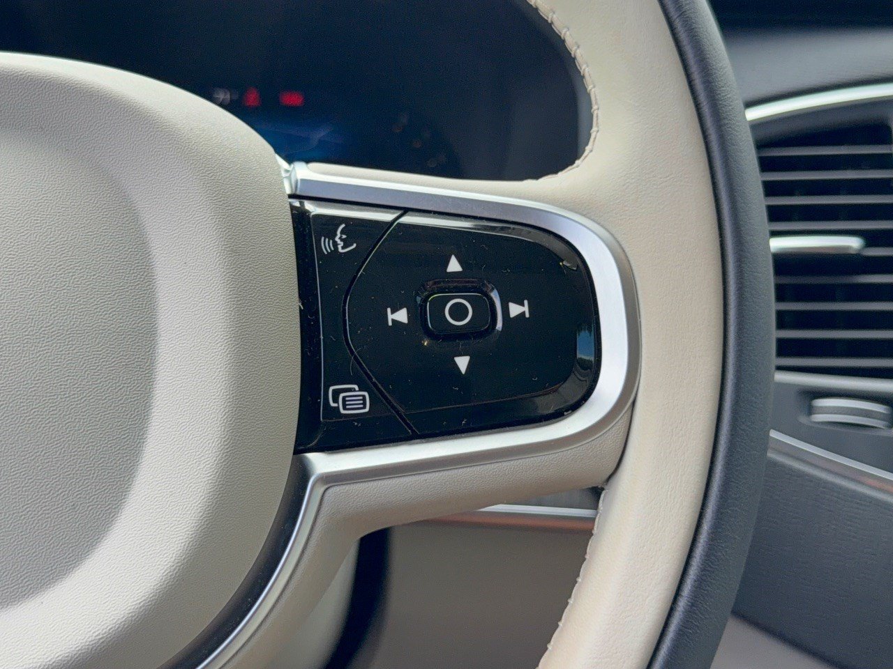 Certified 2025 Volvo XC90 B6 Core AWD/4WD image 19
