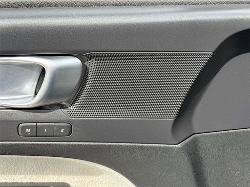 Used 2020 Volvo XC40 T5 Momentum w/ Protection Package Premier image 19