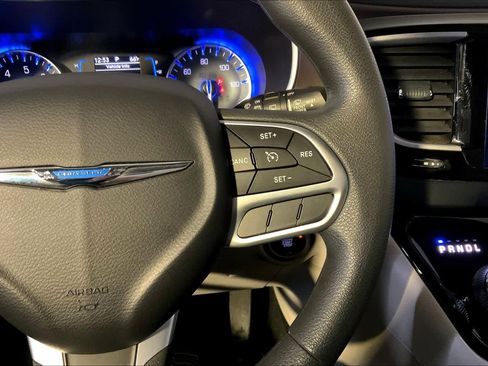 Used 2017 Chrysler Pacifica Touring image 24