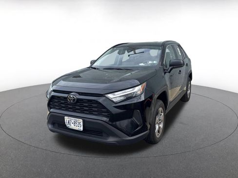 Used 2025 Toyota RAV4 LE AWD/4WD image 4
