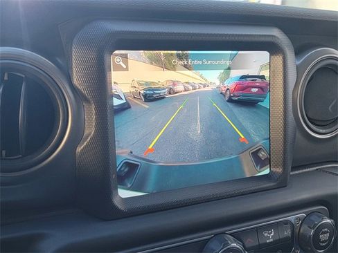 Used 2023 Jeep Gladiator Sport image 23