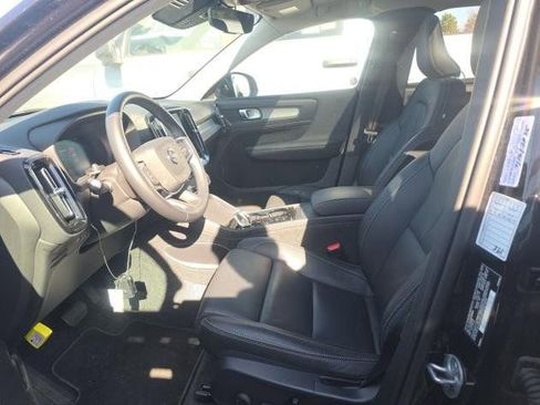 Used 2025 Volvo XC40 B5 Plus image 8