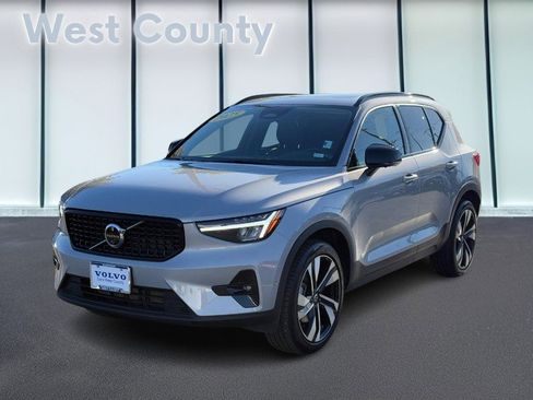 Certified 2025 Volvo XC40 B5 Plus image 9