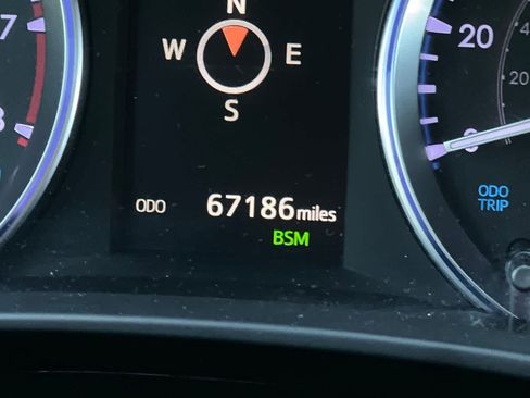 Used 2019 Toyota Highlander XLE FWD image 27